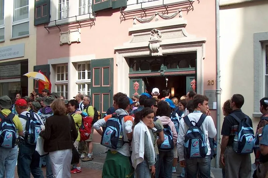 Vor dem Eingang des Beethoven-Hauses auf der Bonngasse tummelt sich eine Schulklasse.