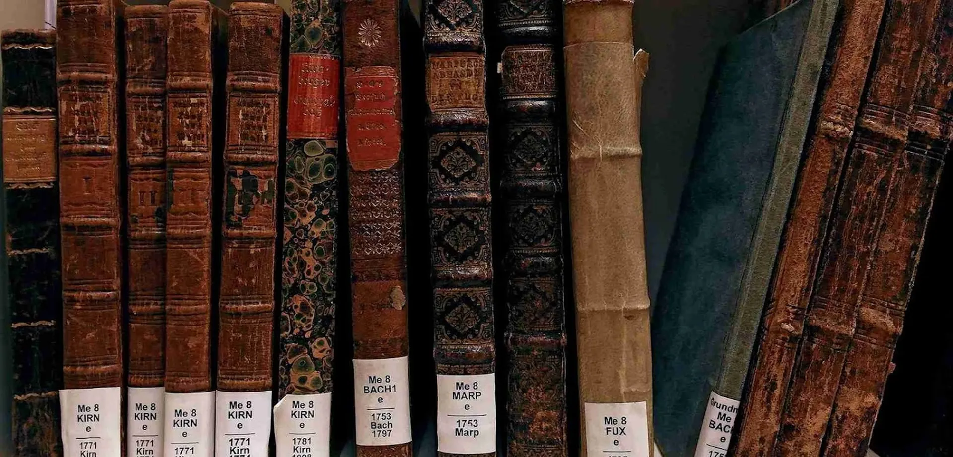Alte Bücher Rücken an Rücken. Die Signaturschildchen geben den Standort in der Bibliothek des Beethoven-Hauses an.